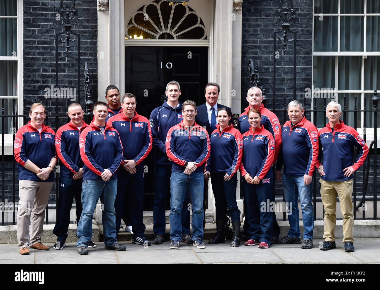 London 27. April 2016 Premierminister David Cameron trifft sich mit Mitgliedern des UK Invictus Games-Teams in der Downing Street. Das Team ist daran teilnehmen an der Veranstaltung in Orlando im Mai. Bildnachweis: Alan D West/Alamy Live-Nachrichten Stockfoto