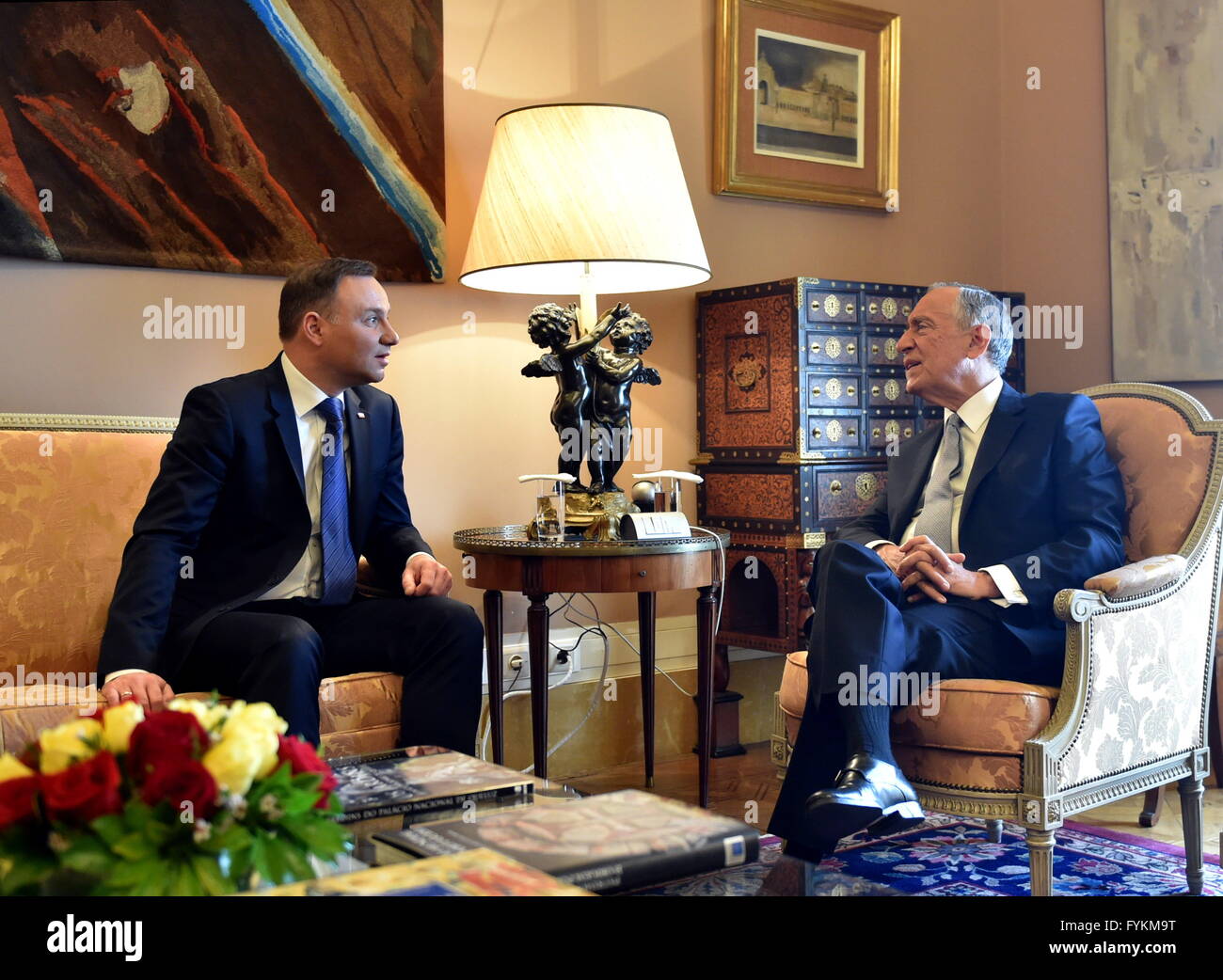 (160427)--Lissabon, 27. April 2016 (Xinhua)--polnische Präsident Andrzej Duda (L) spricht mit seinem portugiesischen Amtskollegen Marcelo Rebelo de Sousa im Präsidentenpalast in Lissabon während seines Besuches in Portugal am 27. April 2016. (Xinhua/Zhang Liyun) Stockfoto