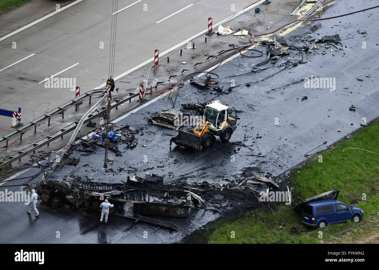Michendorf Deutschland 27 April 2016 Die Reste Einer Ausgebrannten Gefahrgut Lkw Werden Von Spezialisten Auf Der Sudlichen Berliner Ring Autobahn Bei Dem Autobahnkreuz Nuthetal In Der Nahe Von Michendorf Deutschland 27 April 2016