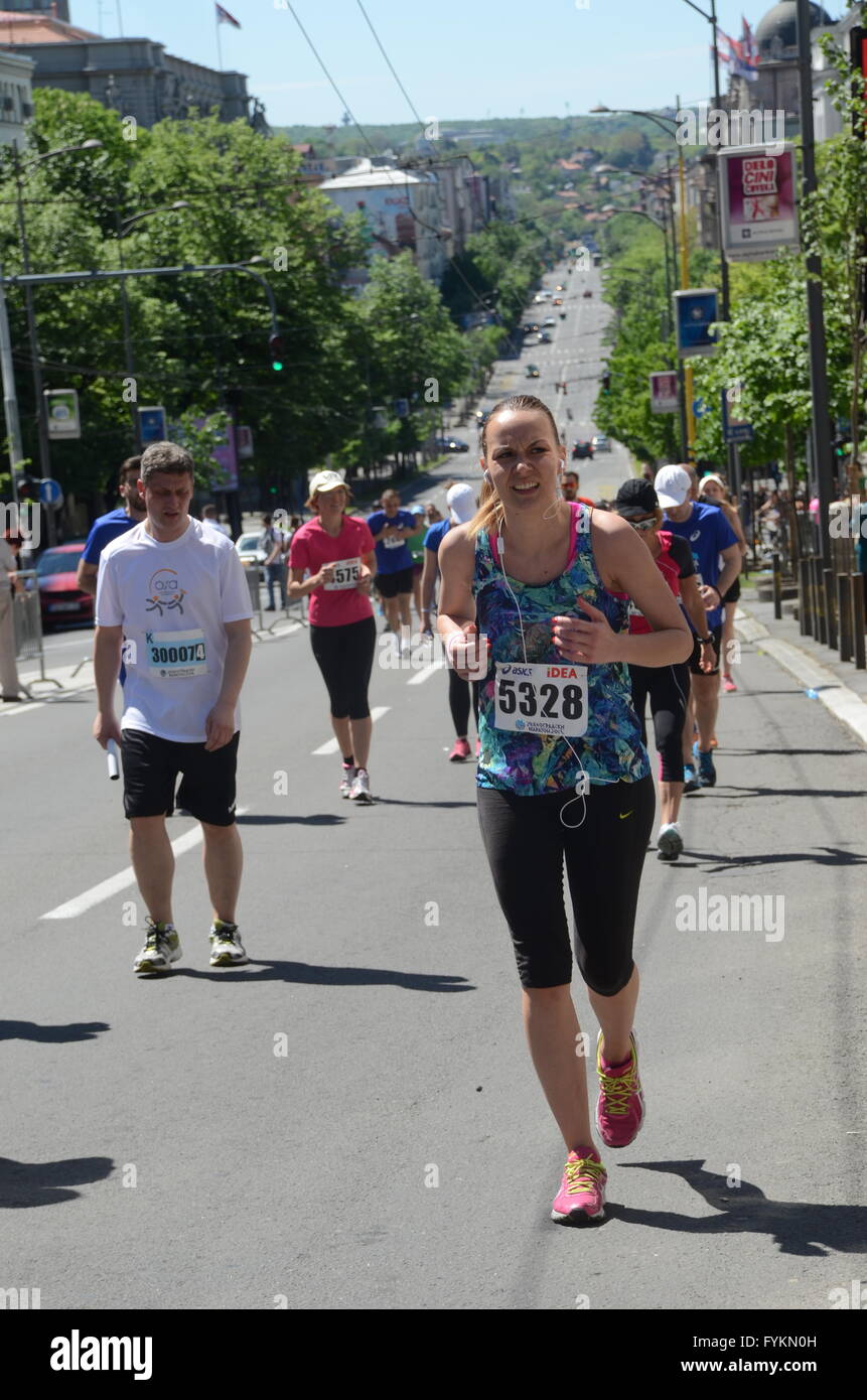 Belgrad, Serbien - APRIL 16: Eine unbekannte Frau läuft im 29. Belgrad Marathon am 16. April 2016 in Belgrad, Serbien Stockfoto