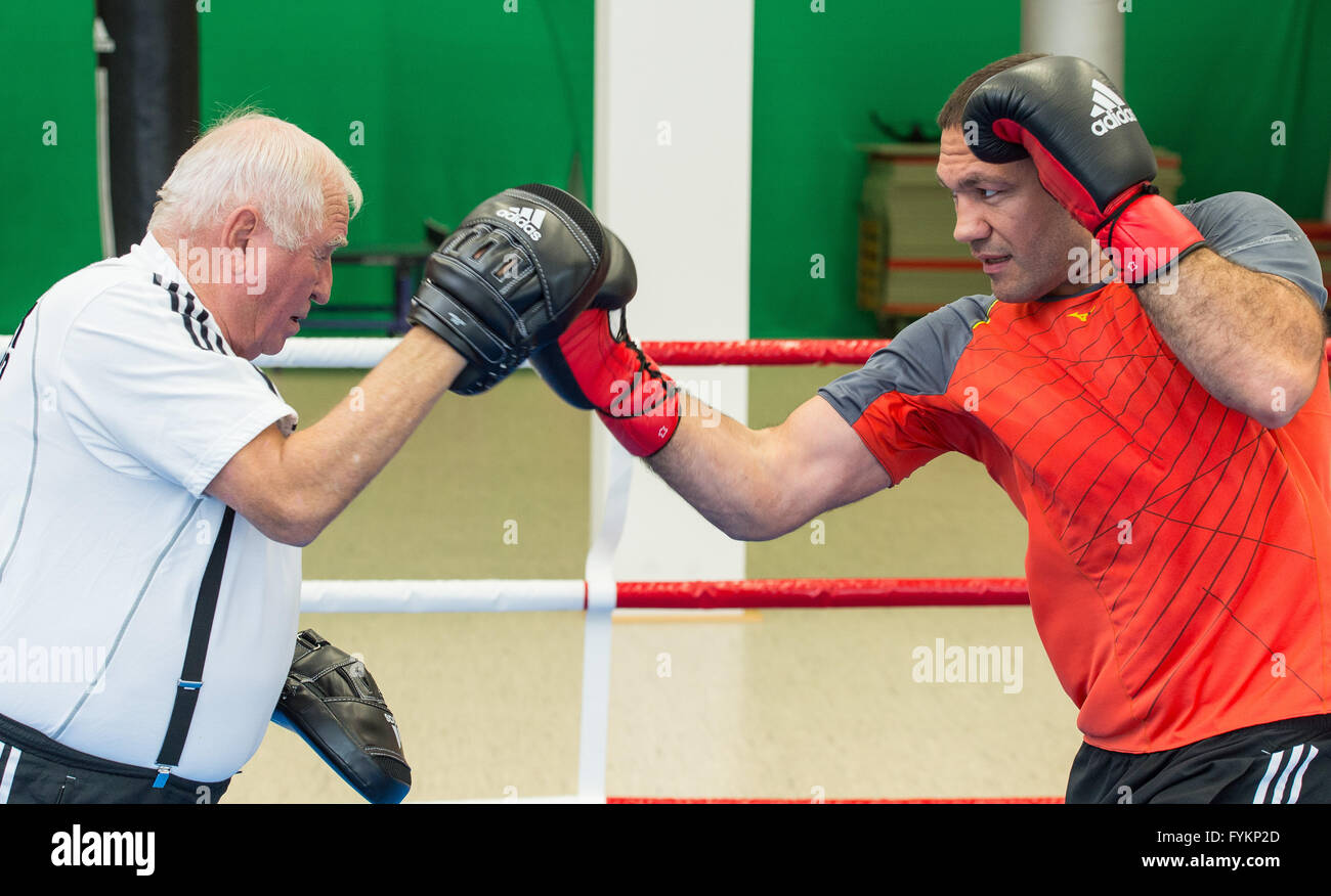 Kienbaum, Deutschland. 27. April 2016. Boxer Kubrat Pulev (R) und sein Trainer Ulli Wegner im National Training Center in Kienbaum, Deutschland, 27. April 2016 zu trainieren. Pulev kämpfen gegen Dereck Chisora von England in den "Kampf der Giganten" (Battle of the Giants) am 7. Mai 2015 in der Barclaycard Arena in Hamburg. Foto: PATRICK PLEUL/Dpa/Alamy Live News Stockfoto