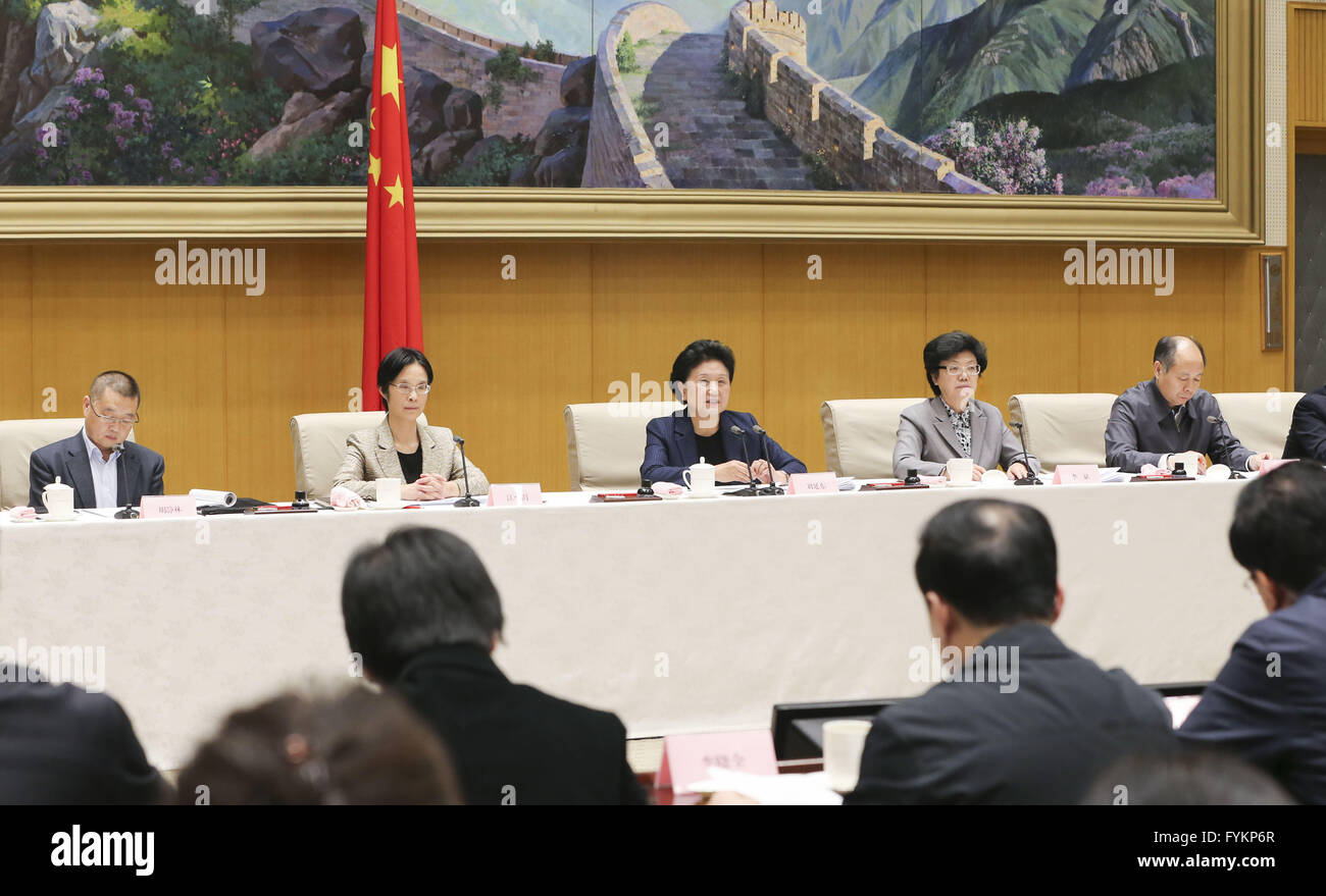 (160427)--Peking, 27. April 2016 (Xinhua)--chinesische Vize Premier Liu Yandong (C, hinten) besucht eine nationale Video und Telefon Konferenz über Gesundheitsreform in Peking, Hauptstadt von China, 27. April 2016. (Xinhua/Ding Lin) (mp) Stockfoto