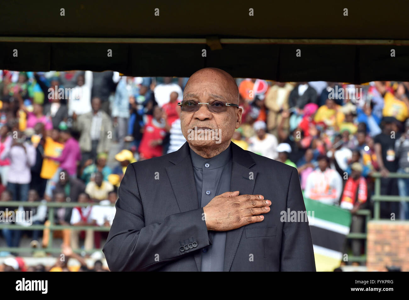 Giyani, Süden? Afrika. 27. April 2016. Südafrikas Präsident Jacob Zuma besucht eine Kundgebung, die Kennzeichnung des Freedom Day in Giyani, Limpopo Provinz nördlich von South? Afrika, am 27. April 2016. South? Präsident Jacob Zuma am Mittwoch forderte wirtschaftliche Transformation, Verpfändung zur Umsetzung black economic Empowerment (BEE) und Affirmative Action-Programme weiter.? © DOC/Elmond Jiyane/Xinhua/Alamy Live-Nachrichten Stockfoto