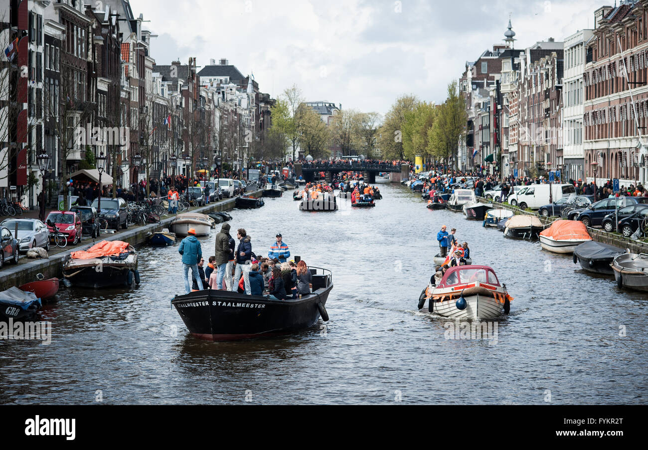 Amsterdam, Niederlande. 27. April 2016. Hunderttausende von Menschen in den Niederlanden feiern des Königs Tag heute, wenn sich viele Städte an jeder Ecke in riesige Flohmärkte mit einer orange-farbenen Party verwandeln. König Willem-Alexander und seine Familie sind in Zwolle für die Feierlichkeiten. Bildnachweis: Romy Arroyo Fernandez/Alamy Live-Nachrichten. Stockfoto