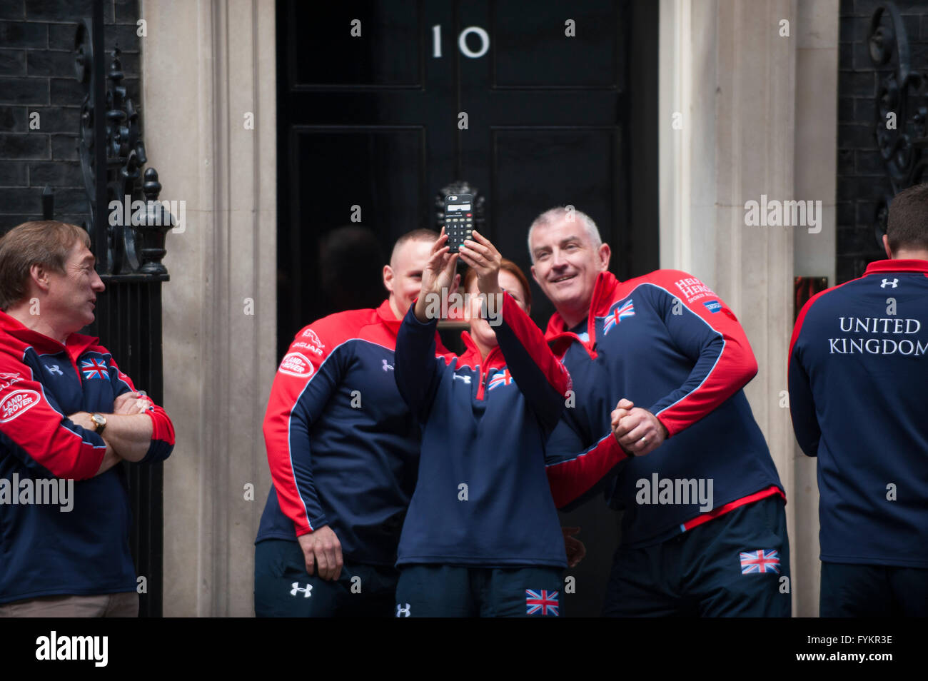 London, UK. 27. April 2016. Mitglieder der UK-Team besucht die Invictus Games vom 8. bis 12. Mai in Orlando, USA bei der ESPN Wide World of Sports Complex nehmen eine Gruppe Selfie außerhalb Nr. 10 vor dem Treffen mit Premierminister David Cameron. Bildnachweis: Malcolm Park Leitartikel/Alamy Live-Nachrichten. Stockfoto