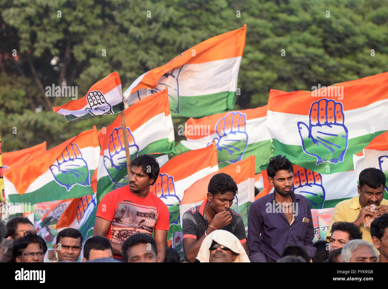 Kolkata, Indien. 27. April 2016. Kongress Aktivist Woth Rallye ihre Fahnen auf. Stellvertretender Präsident des Kongresses Rahul Gandhi und West Bengal Ex-Hauptminister Budhadeb Bhattacharjee Teilen der Estrade Wahlkampf am Maidan Park Zirkus für die Kongress-links-Allianz-Kandidaten. Diese gemeinsame Aktion Rallye kommt kurz vor der fünften Phase Westbengalen gesetzgebende Versammlung Wahl. © Saikat Paul/Pacific Press/Alamy Live-Nachrichten Stockfoto