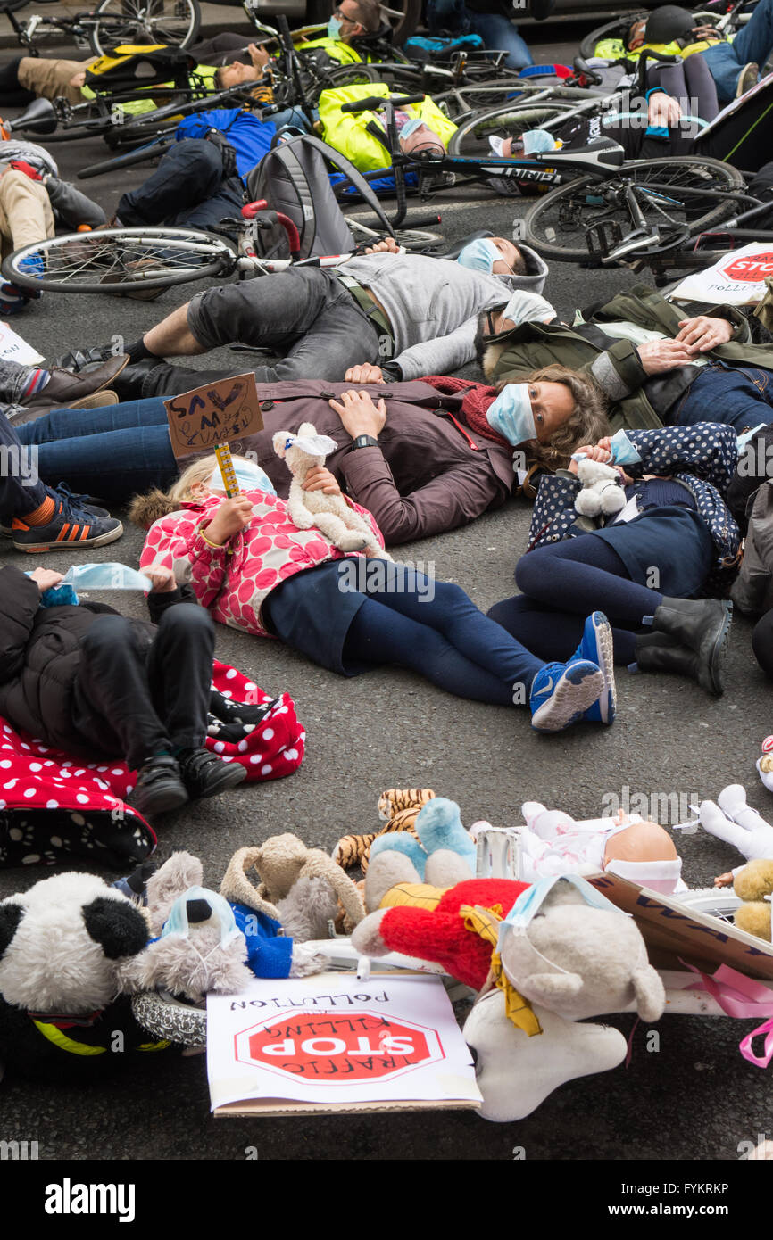 London, UK. 27. April 2016. Demonstranten inszenieren eine'sterben' Demonstration fordern härtere Maßnahmen zur Luftreinhaltung außerhalb der britischen Regierung Department for Transport in Horseferry Road in Westminster. Bildnachweis: Joe Dunckley/Alamy Live-Nachrichten Stockfoto