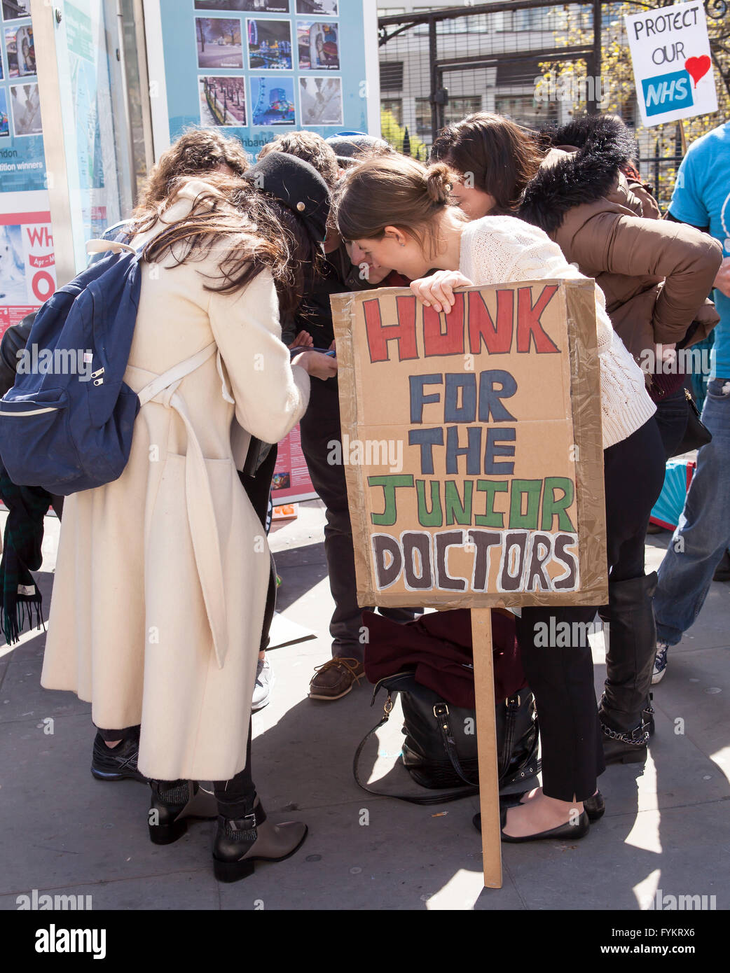 London, UK. 27. April 2016. Der zweite Tag des Streiks der Ärzte in der Ausbildung. Die Ärzte in der Ausbildung Entschlossenheit ist stark am zweiten Tag des Alls Streik über Arbeitsbedingungen. Bildnachweis: Jane Campbell/Alamy Live-Nachrichten Stockfoto