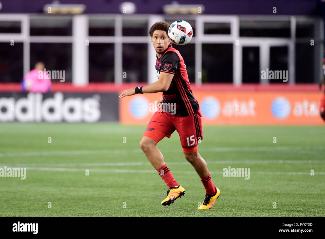 Mittwoch, 27. April 2016: Portland Timbers Verteidiger Chris Klute (15) Uhren die Flugbahn des Balls während des MLS-Spiels zwischen Portland Timbers und die New England Revolution im Gillette Stadium in Foxborough, Massachusetts statt. Portland gebunden New England 1: 1. Eric Canha/CSM Stockfoto