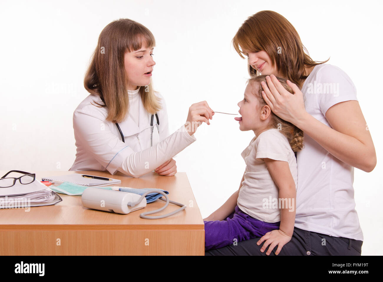 Kinderarzt in der Kehle des Kindes sitzen auf dem Schoß der Mutter suchen Stockfoto