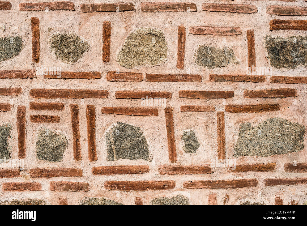 Alten islamischen Stadtmauer auf Moschee. Ziegeln und Steinen. Stockfoto