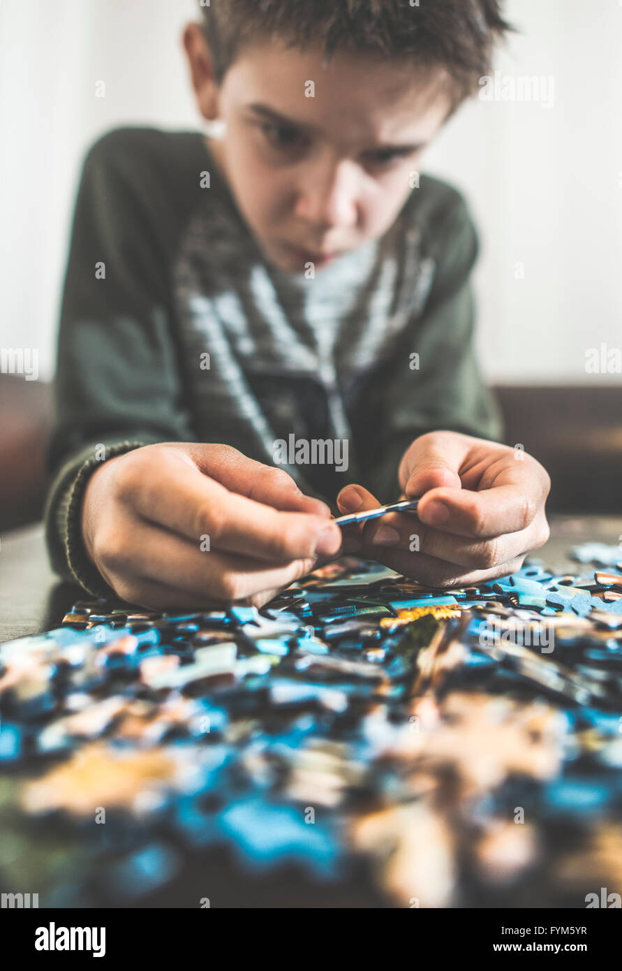Kind und Puzzle. Stapel-Rätsel Stockfoto