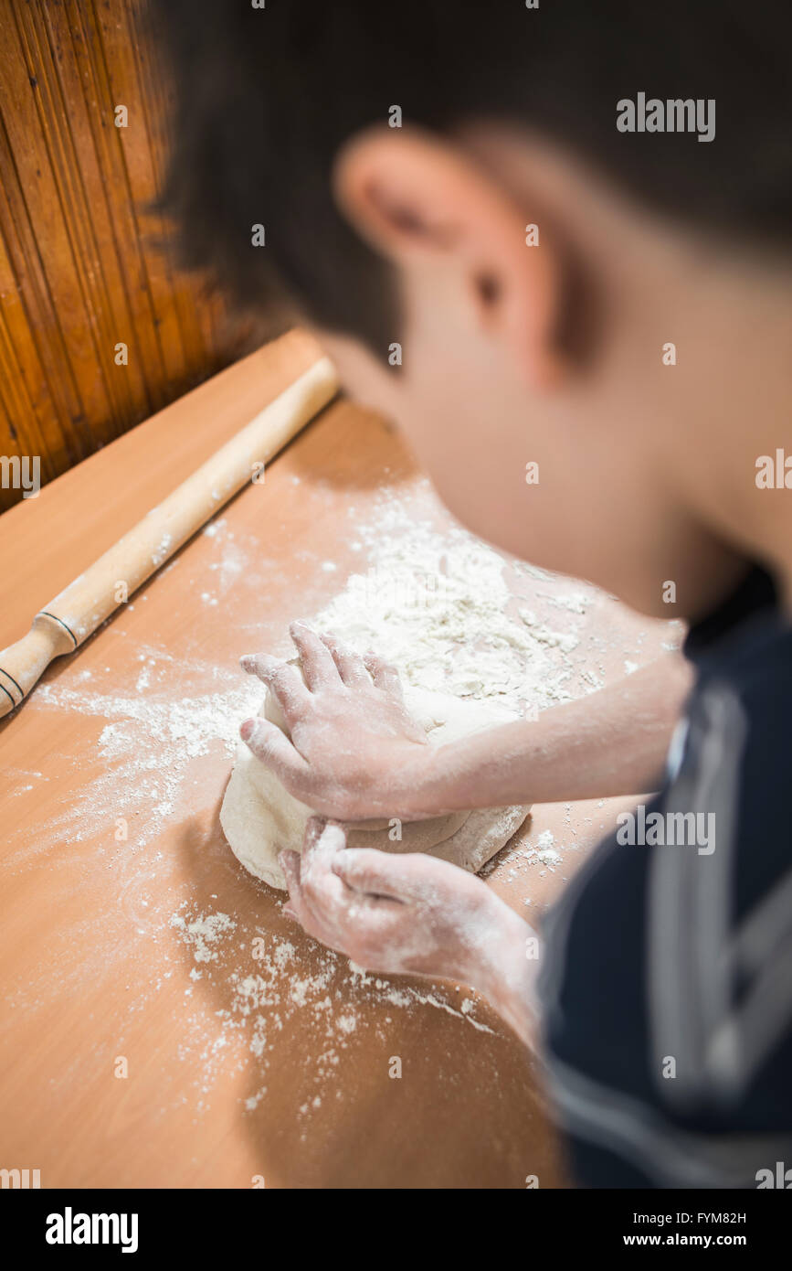 Herstellung von Brot in einer Küche. Kind machen Brot. Kugeln des Teigs Stockfoto