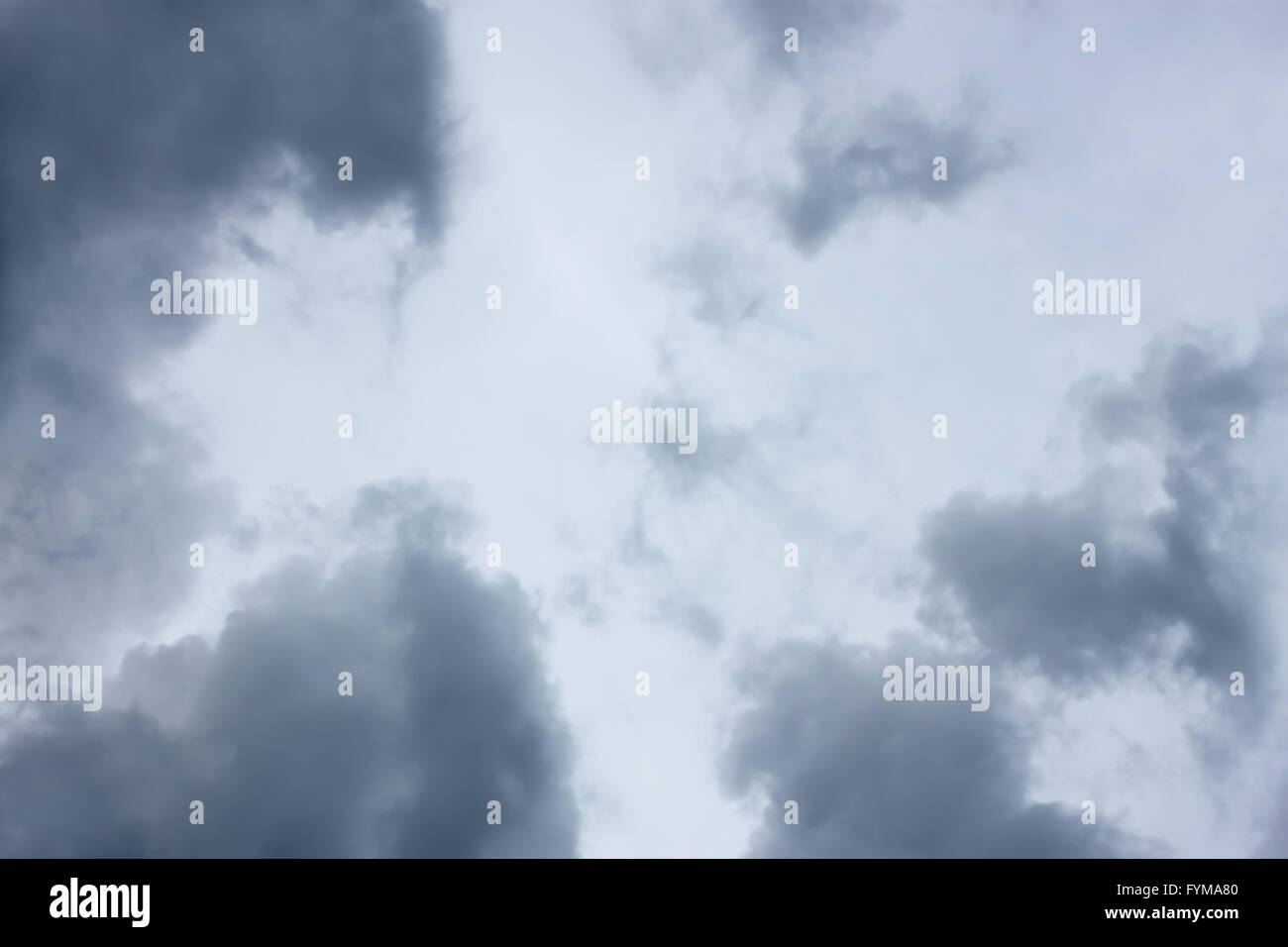 Wolkengebilde mit dunklen tragischen Wolken Stockfoto