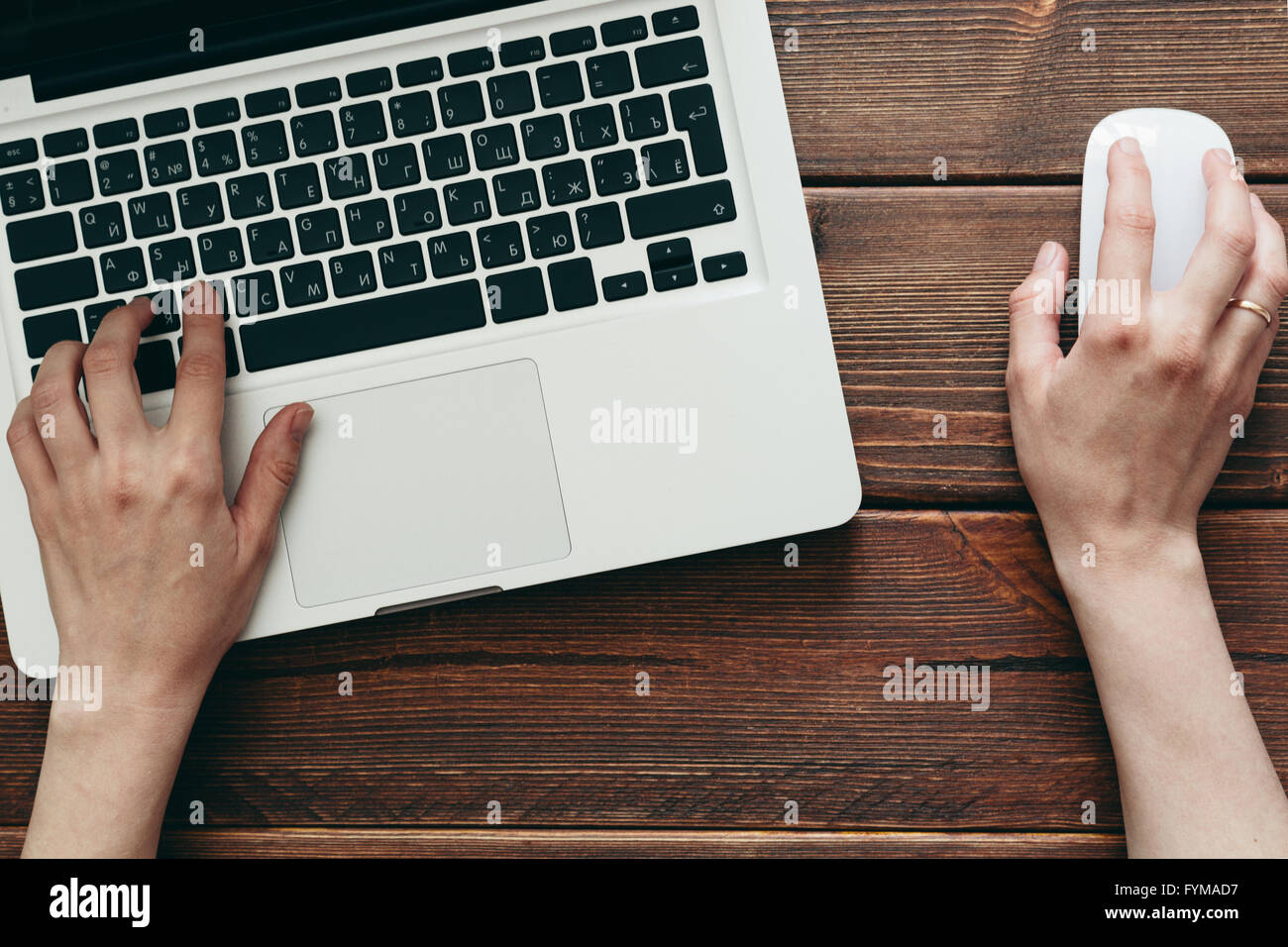 Nahaufnahme der Laptop auf alten Schreibtisch aus Holz Stockfoto