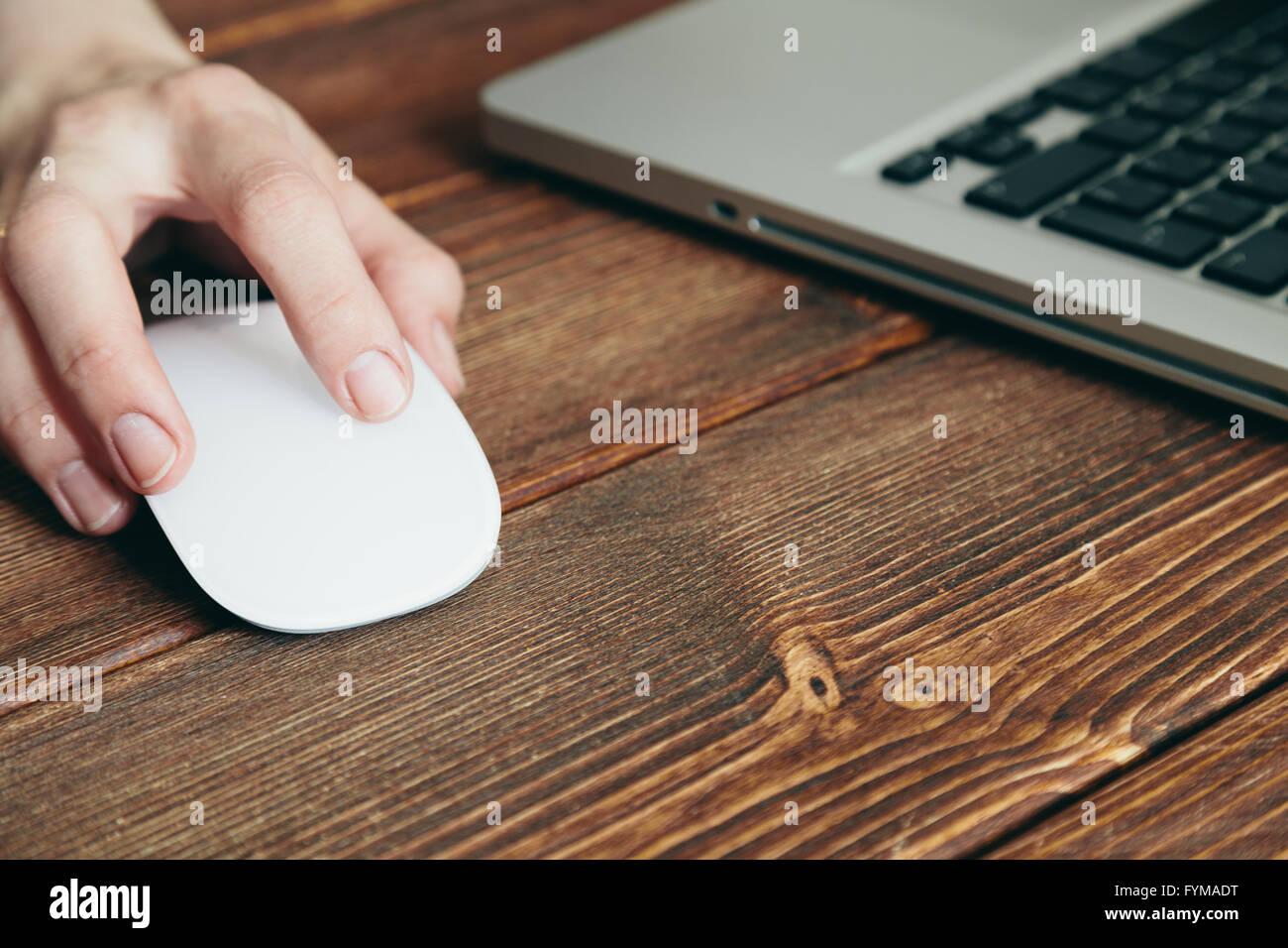 Nahaufnahme der Laptop auf alten Schreibtisch aus Holz Stockfoto