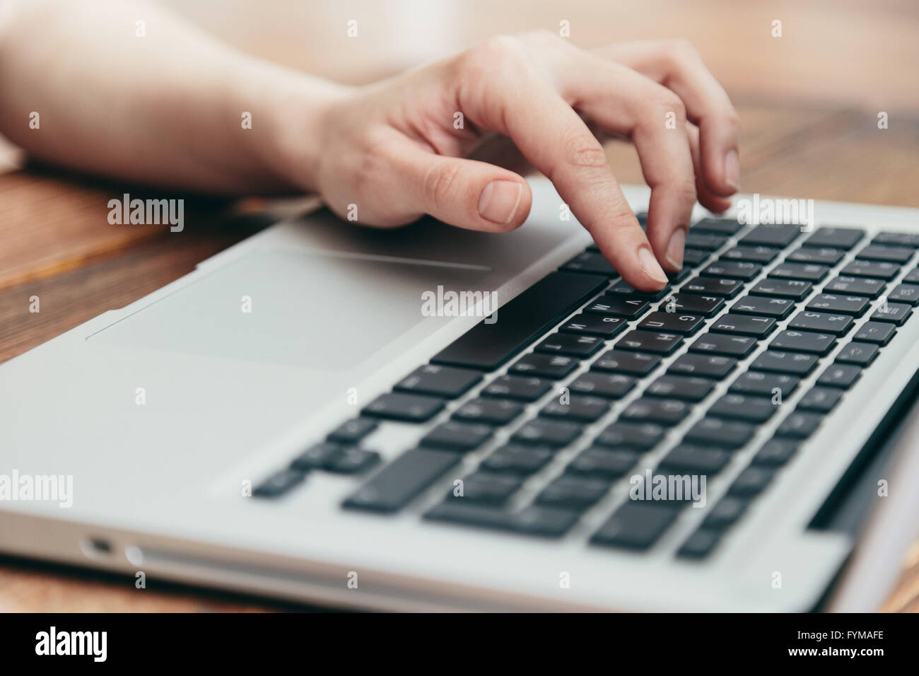 Nahaufnahme der Laptop auf alten Schreibtisch aus Holz Stockfoto