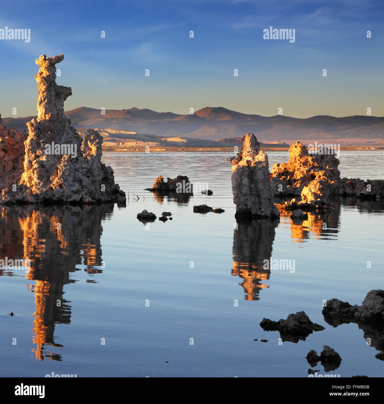 Die Tuffstein-Bildung spiegelt sich in den Spiegel des Wassers. Stockfoto