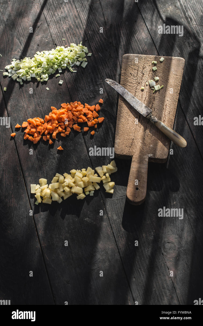 Gewürfelten Gemüse. Karotten, Kartoffeln und Zwiebeln. Stockfoto