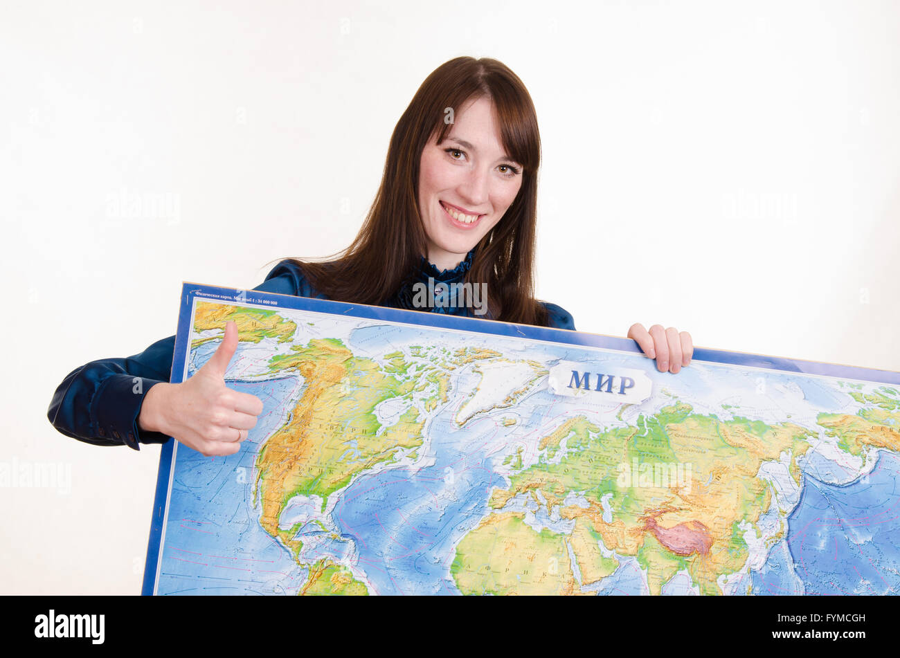 Junge Mädchen, die im Besitz einer Karte der Welt und zeigt Klasse Stockfoto
