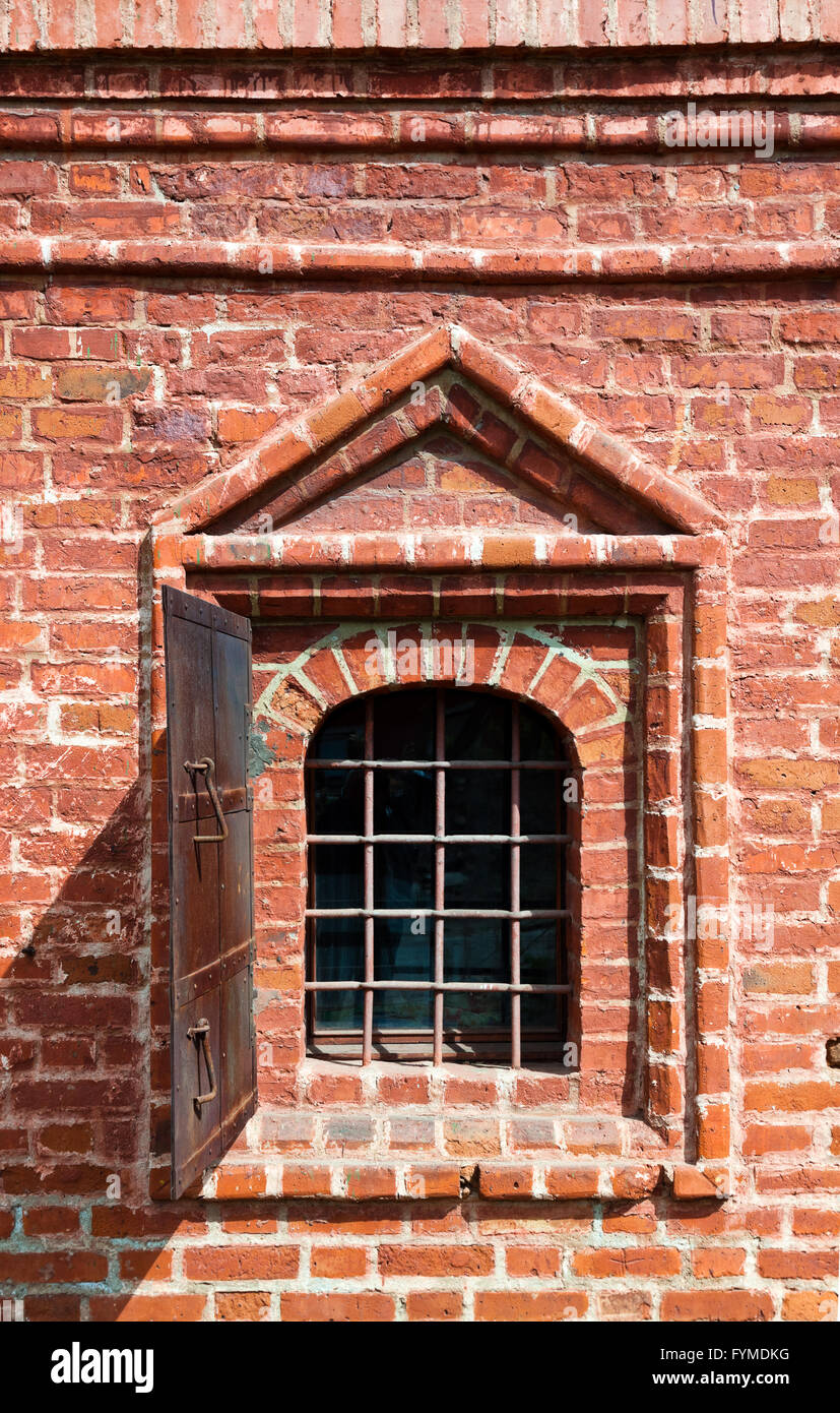Alte Fenster in Wand - Krutitskoe Verbindung in Moskau Russland Stockfoto