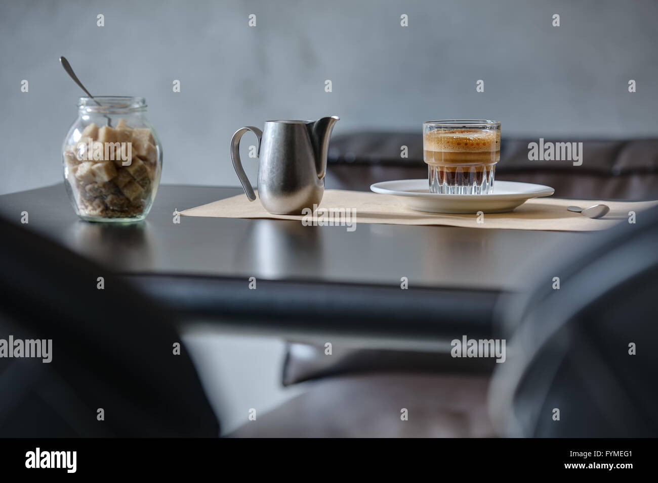 Kaffee Espresso auf Schwarz Hochglanz Tisch. Stockfoto