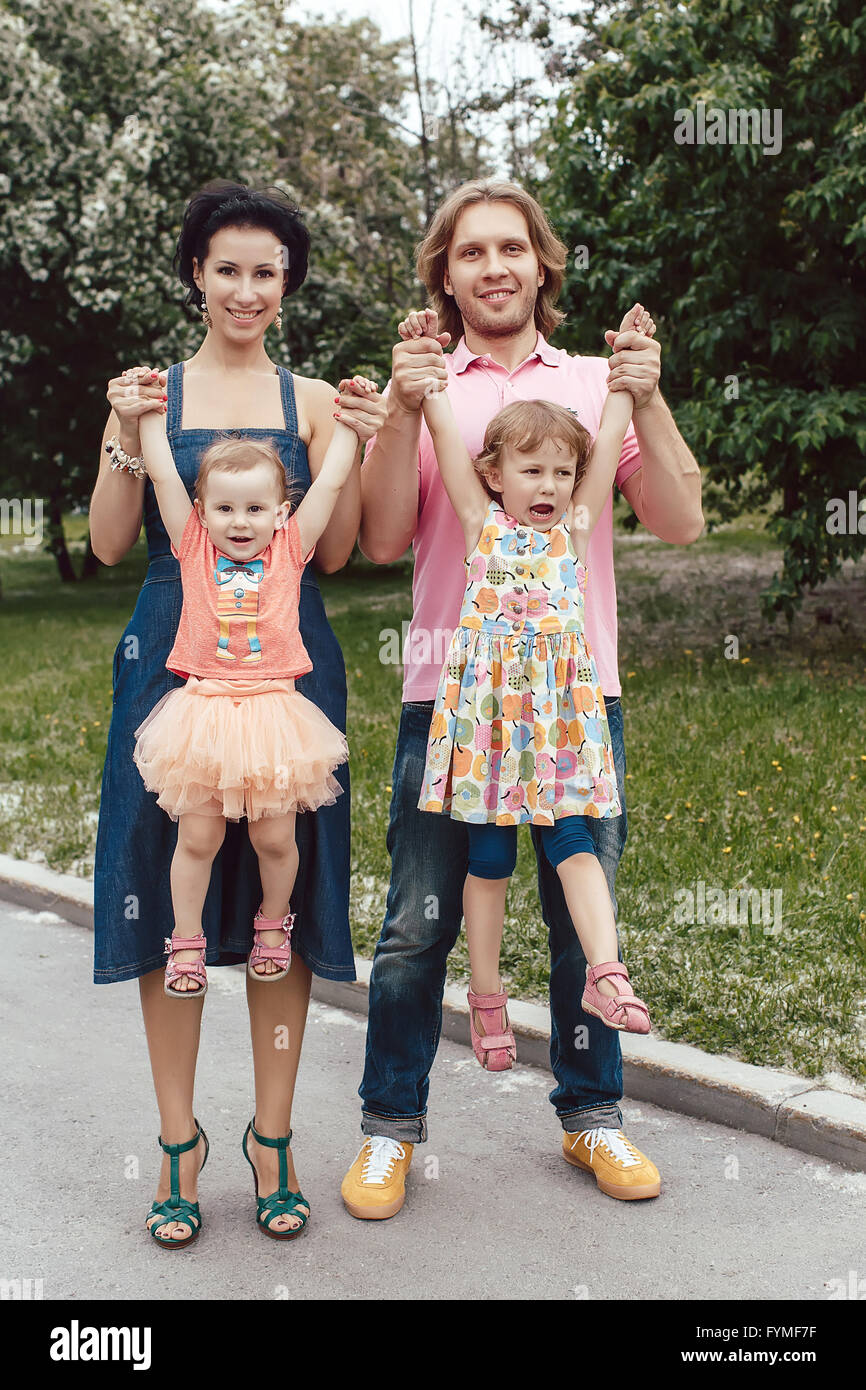 Familie Mutter Vater halten Tochtergesellschaften Stockfoto