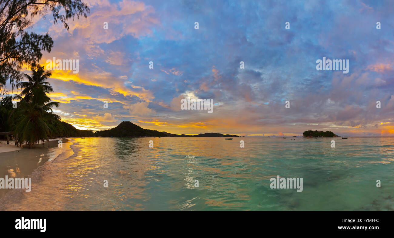 Tropischer Strand Cote d ' or bei Sonnenuntergang - Seychellen Stockfoto
