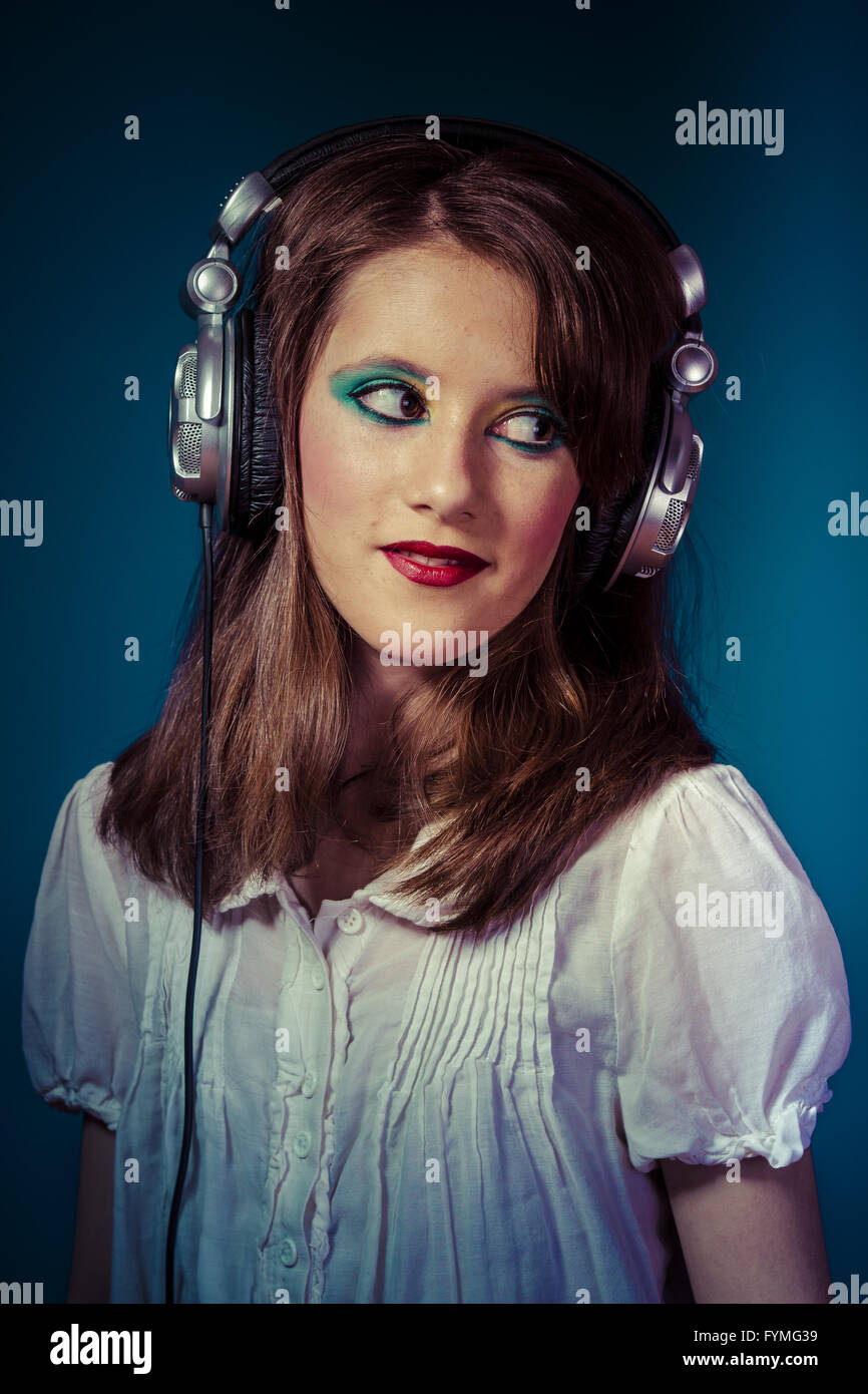 junges Mädchen Musik hören mit riesigen Kopfhörern Stockfoto