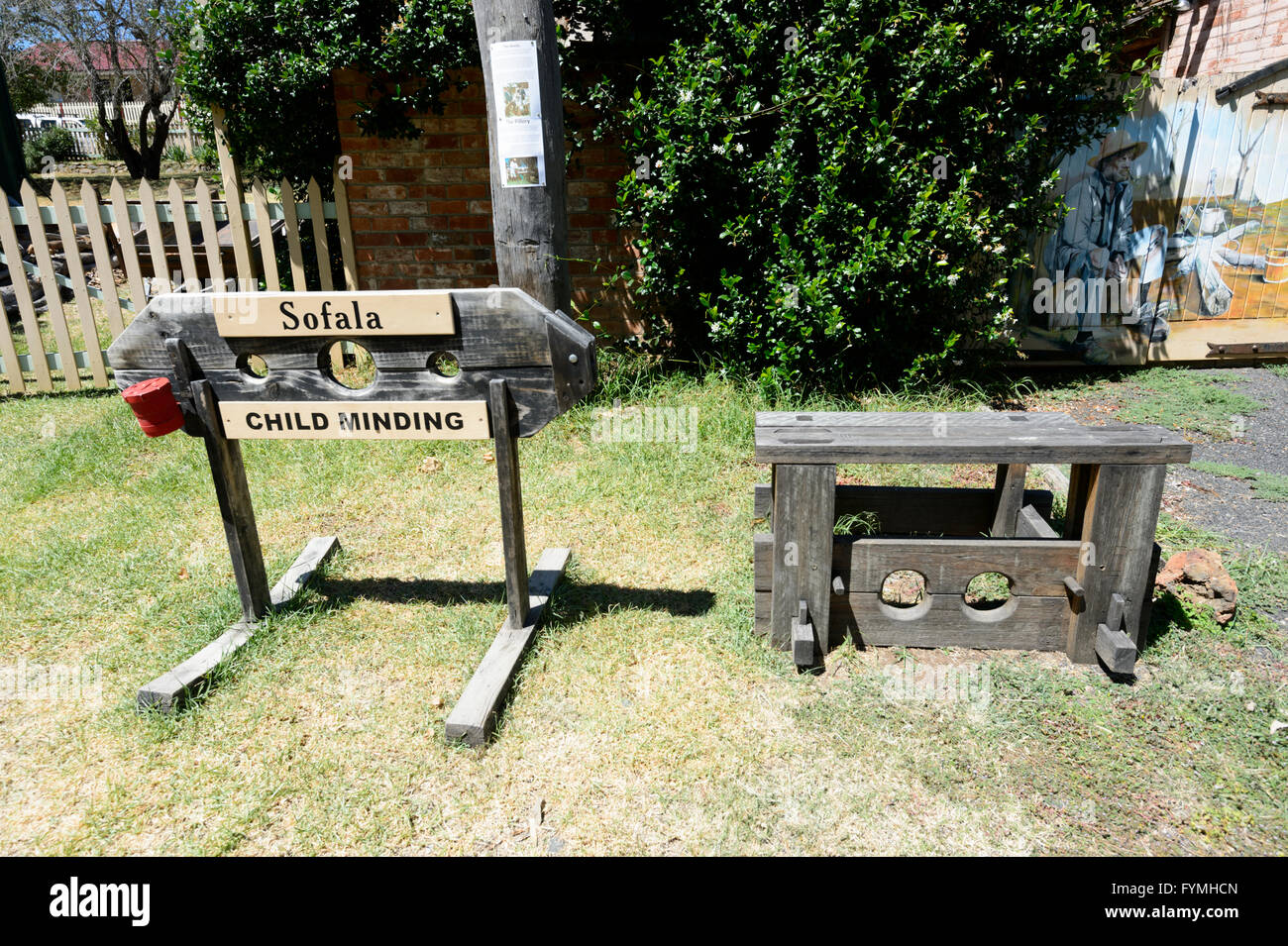 Humorvolle Kinderbetreuung Straßenschild, Aktien und Pillori, Sofala, New South Wales, Australien Stockfoto