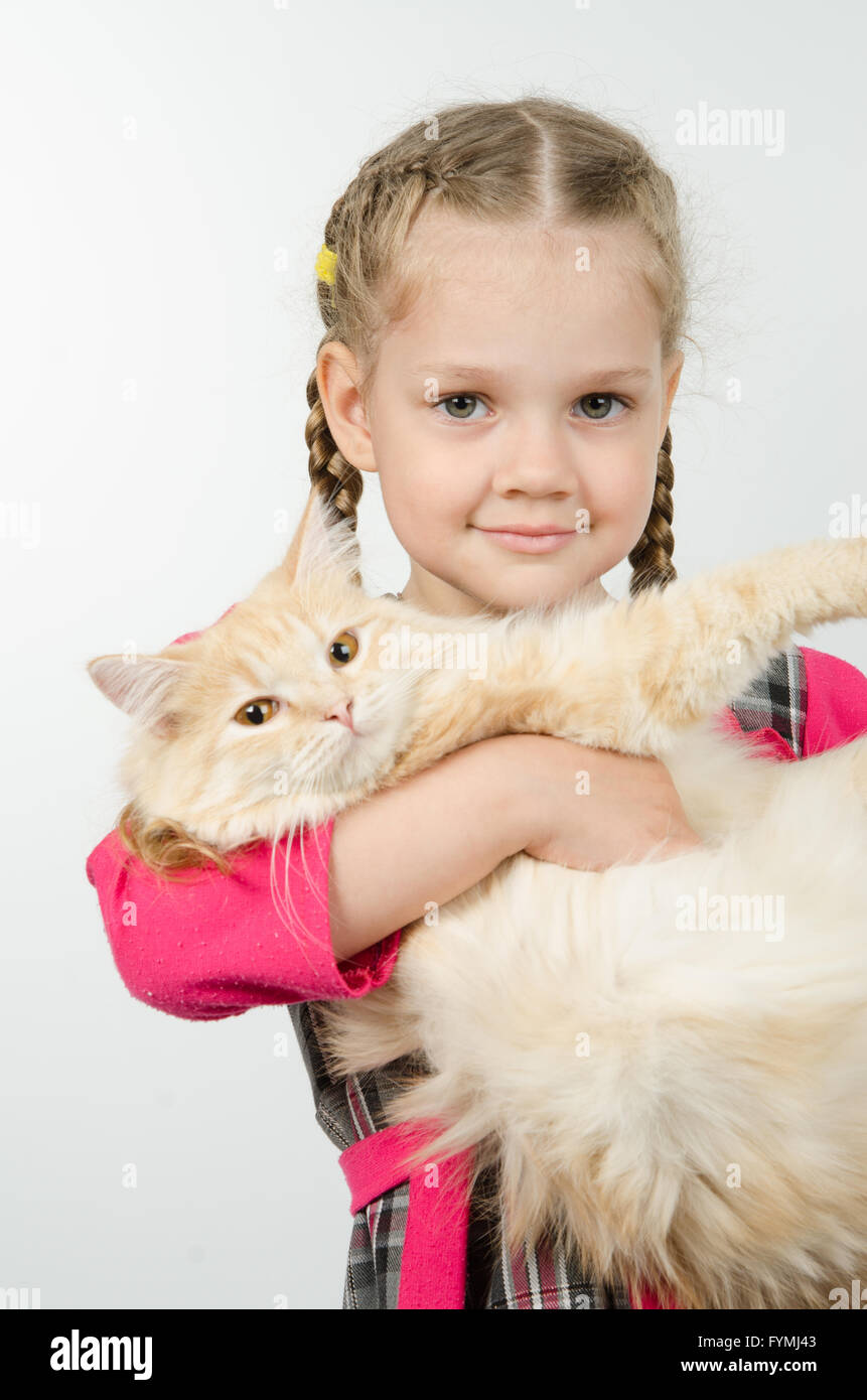 Porträt von fröhlichen vierjährigen Mädchen mit einer Katze im Arm Stockfoto