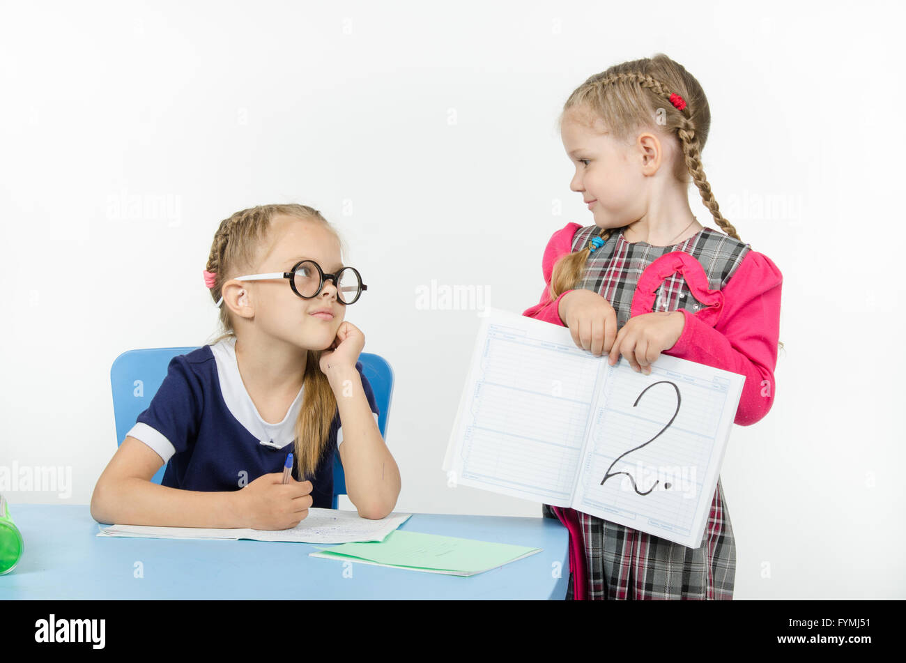 Schulmädchen mit Brille bekam wieder ein deuce Stockfoto