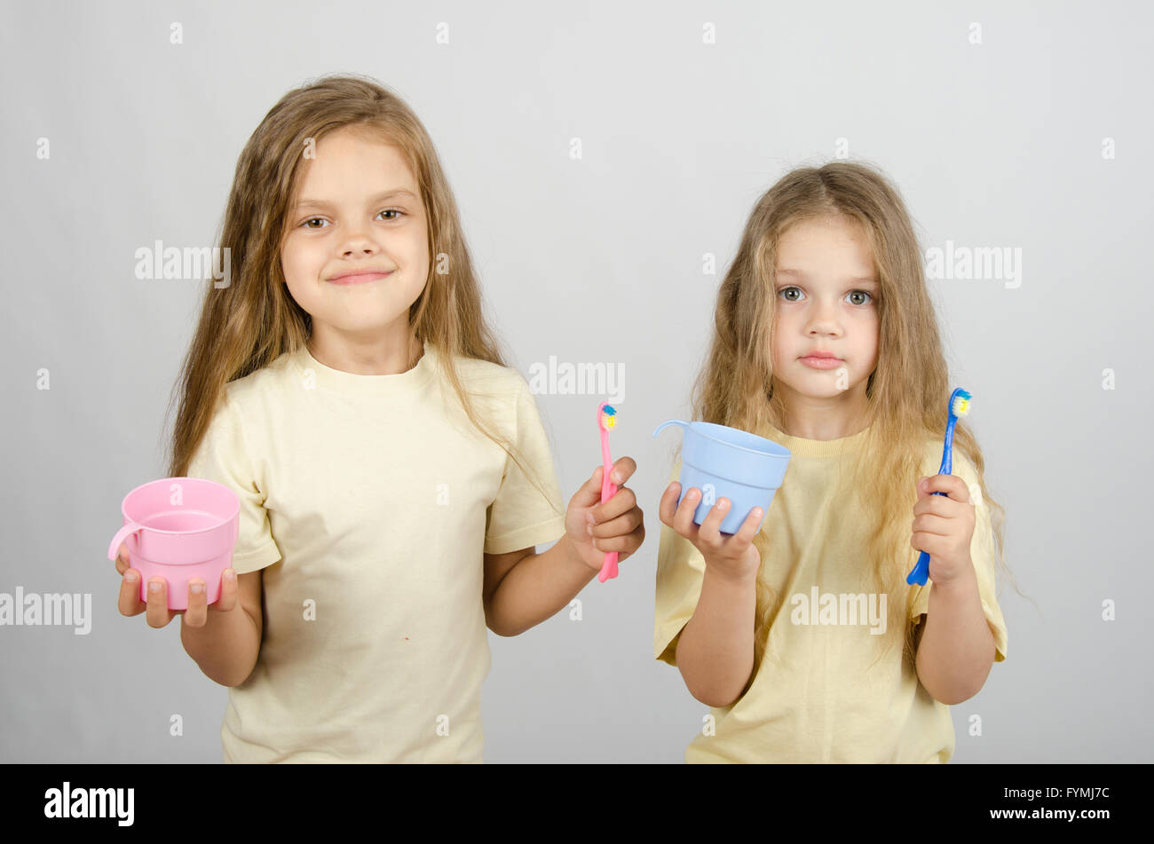 Zwei Schwestern putzen Sie Ihre Zähne Stockfoto