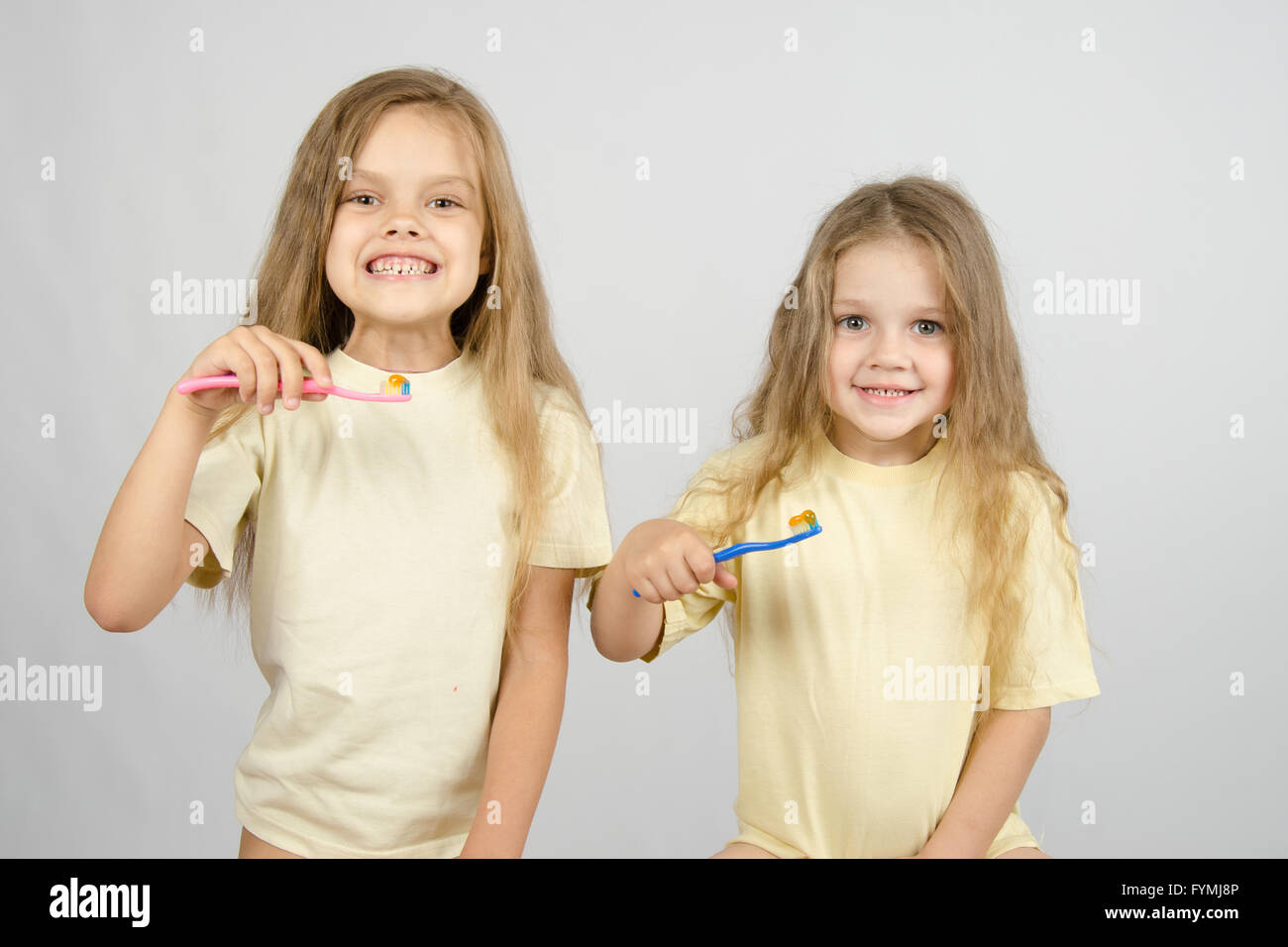 Zwei Mädchen bereiten sich auf die Zähne zu putzen Stockfoto