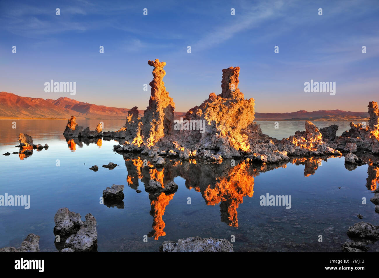 Die bizarre Kalkstein-Bildung auf dem glatten Wasser Stockfoto