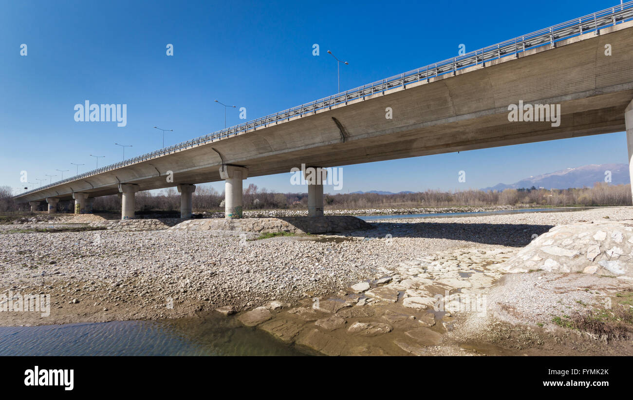 Brücke über den Fluss-Seitenansicht Stockfoto
