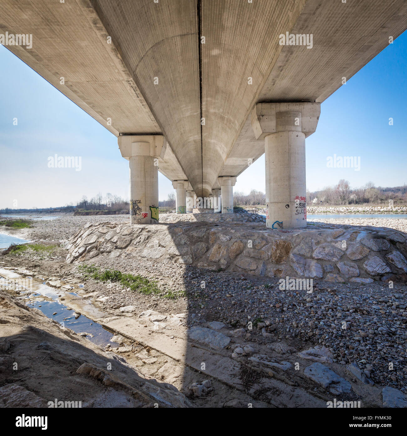 Unter den alten Beton Brückenbau Stockfoto