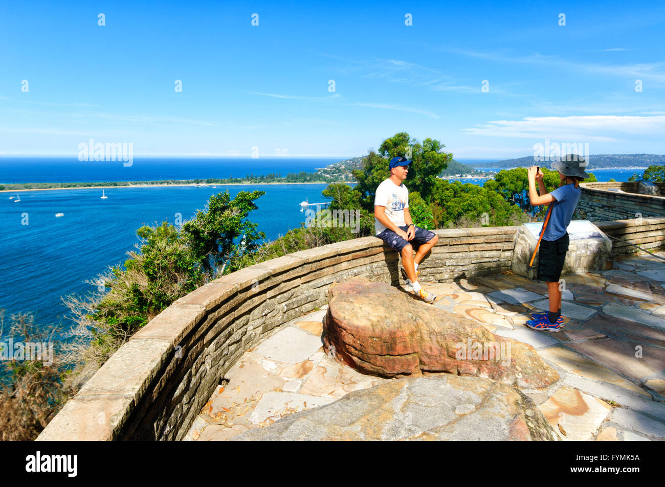 Touristen fotografieren bei West Head Lookout, Ku-Ring-Gai Chase National Park, New-South.Wales, Australien Stockfoto