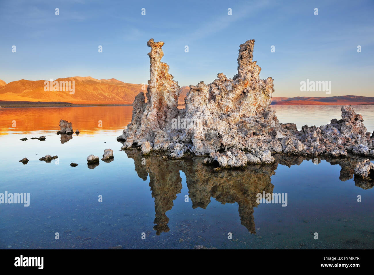 Ausreißer - Formationen im Wasser gespiegelt Stockfoto