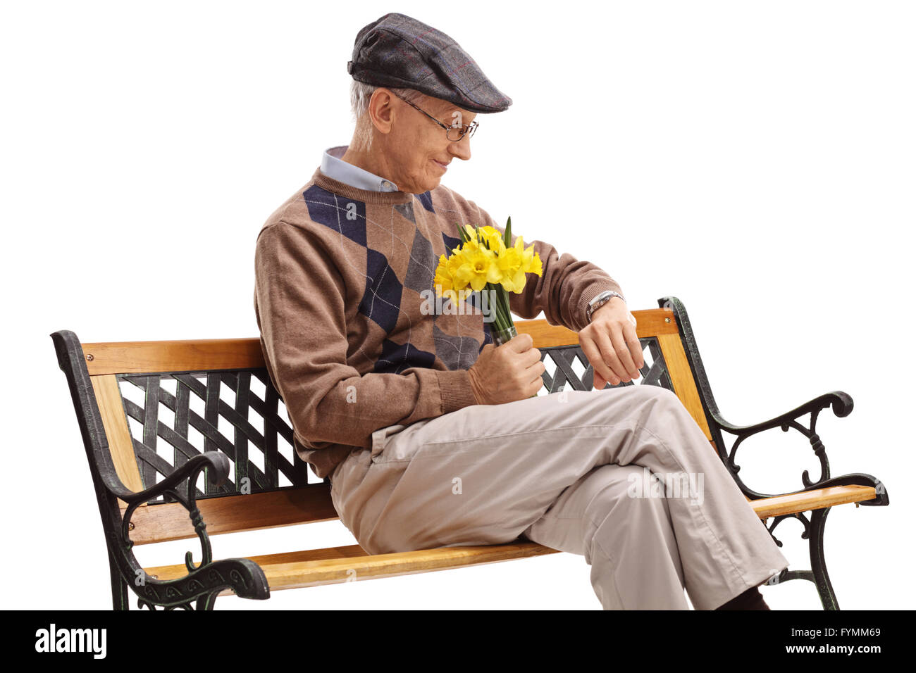 Romantische Senior auf einer Bank sitzen und warten auf seine Datum isoliert auf weißem Hintergrund Stockfoto