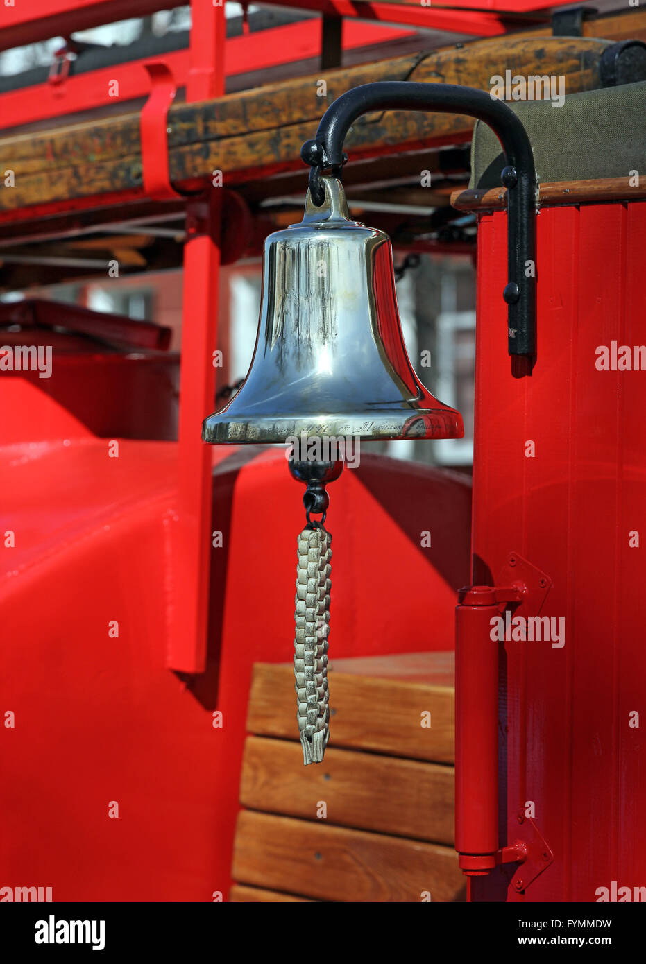 Metall Alarmglocke auf rote Feuerwehrauto Stockfoto