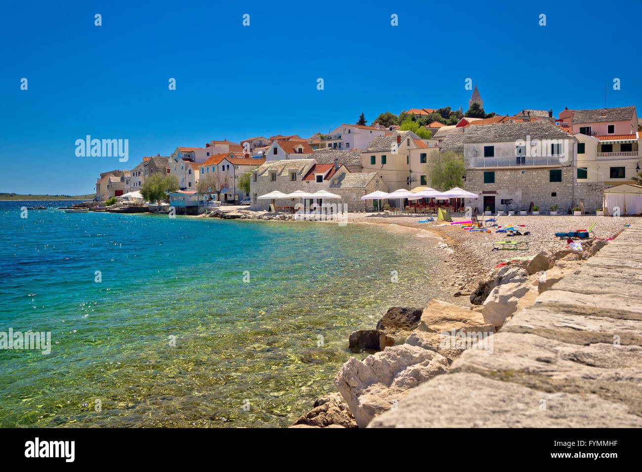 Malerische Strand am Mittelmeer in Primosten Stockfoto