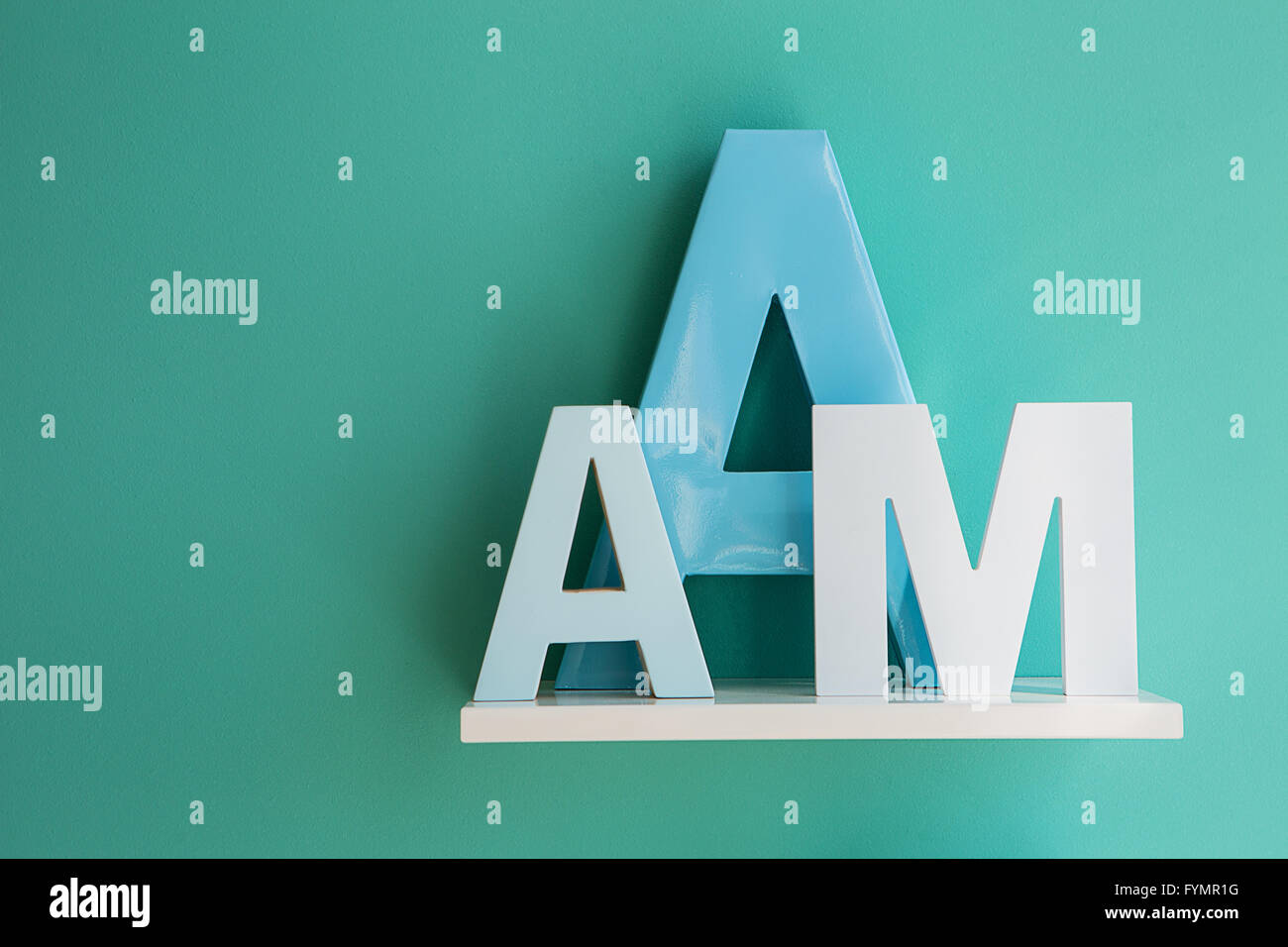 Buchstaben A und M auf einem weißen Regal. Stockfoto