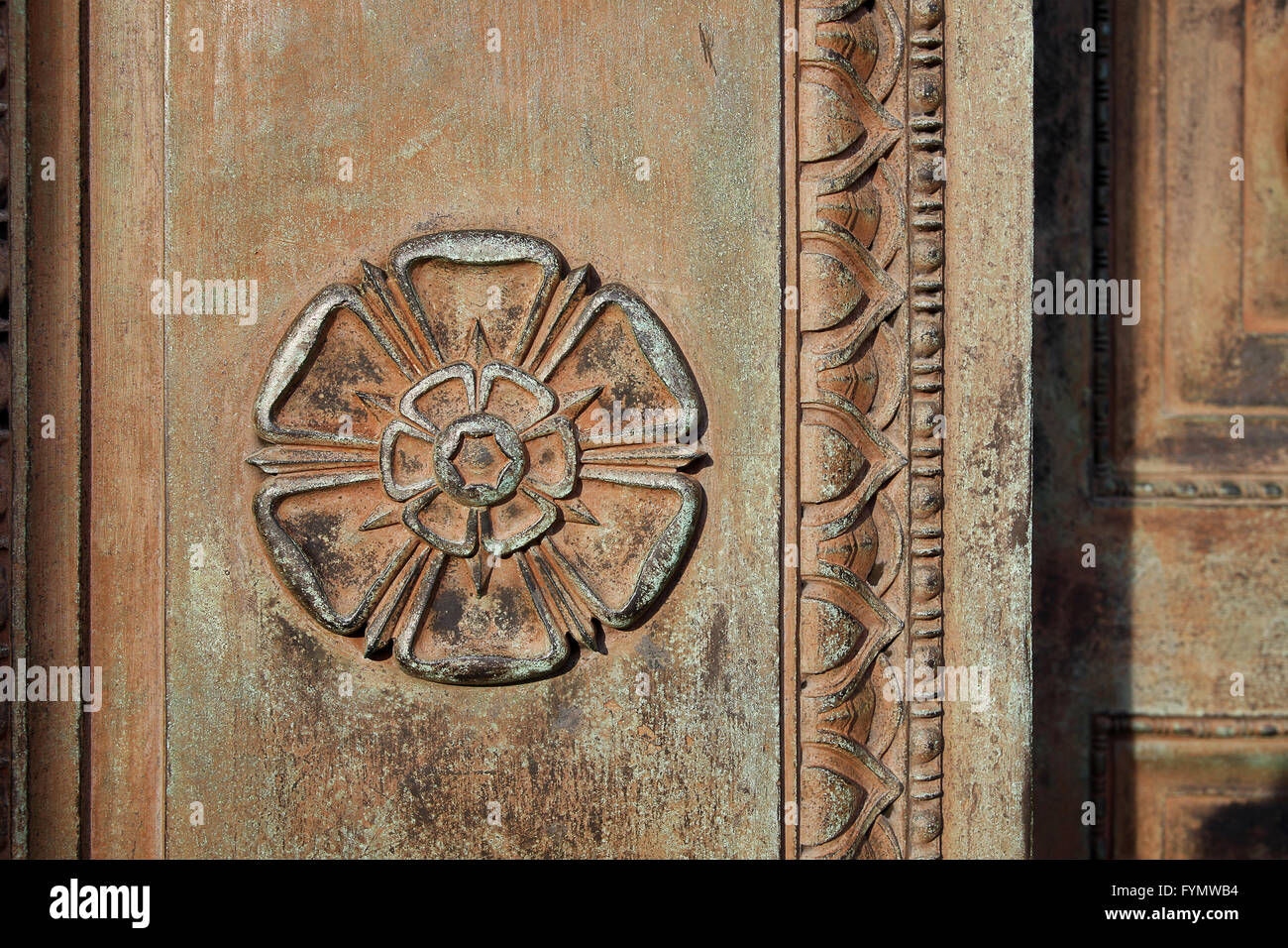 Geschnitzte Tudor Rose auf einem Vintage Tür Stockfoto