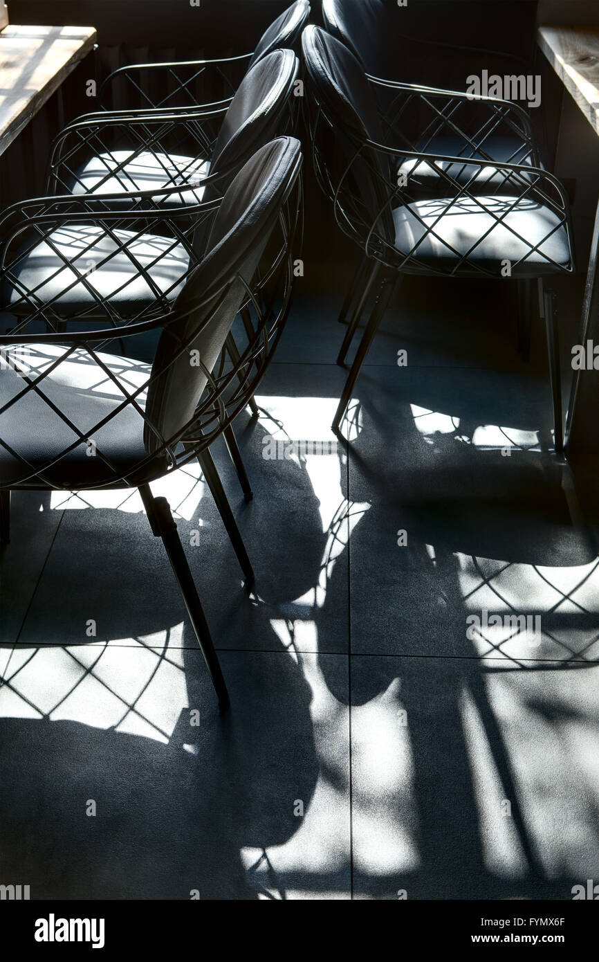 Schatten des schönen Stühle auf dem Boden Stockfoto