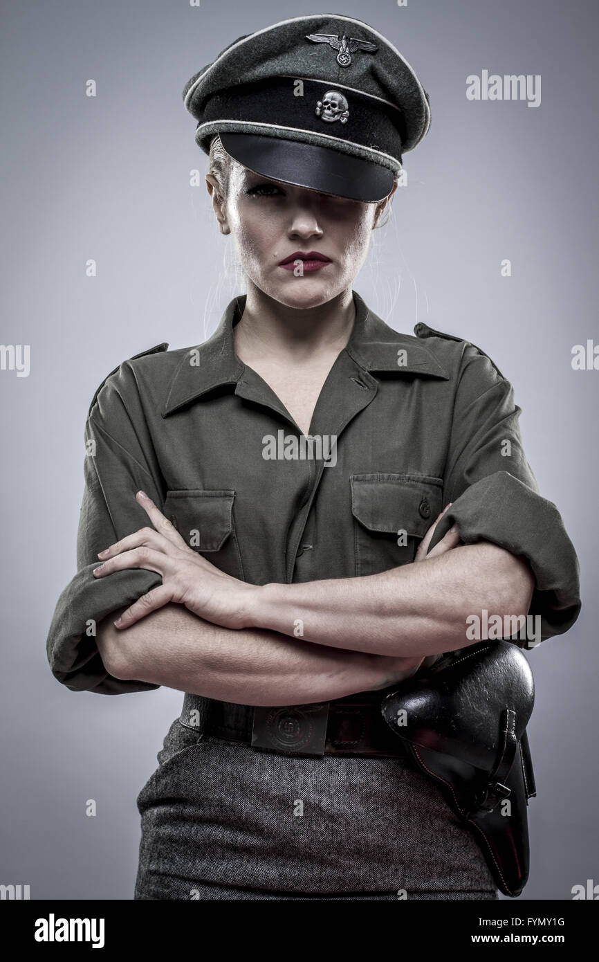 Kraft, deutscher Offizier im zweiten Weltkrieg, Reenactment, Soldat schöne Frau Stockfoto