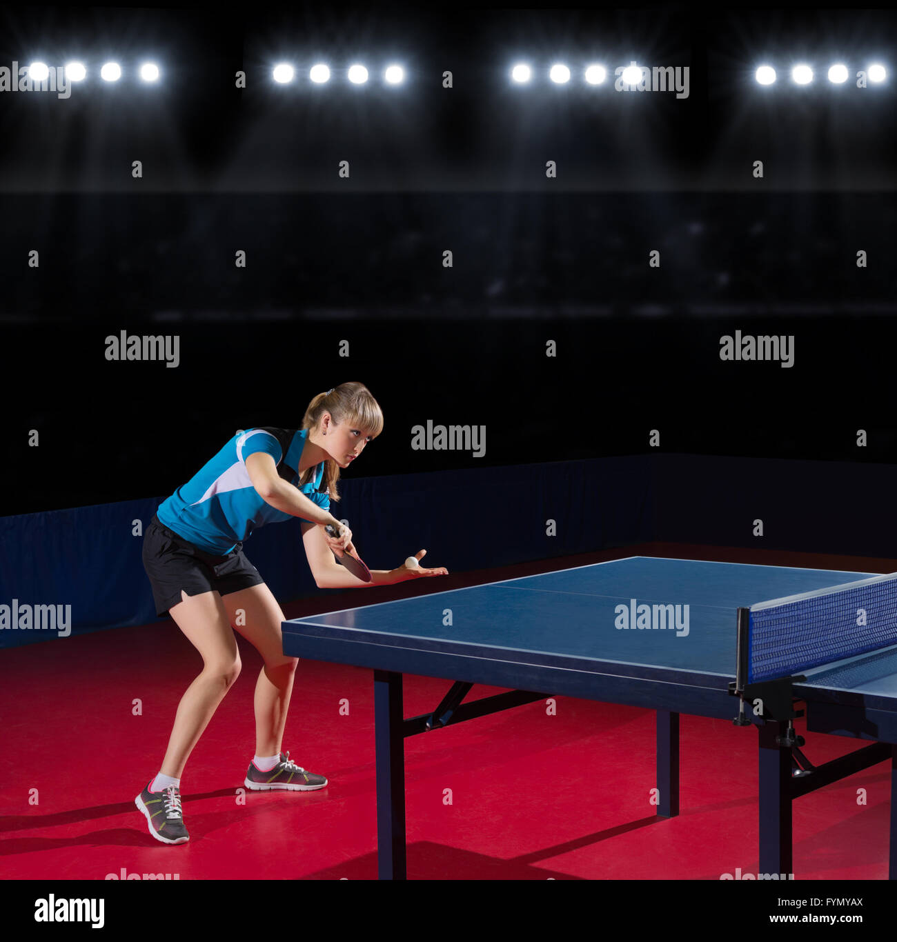 Junges Mädchen Tischtennisspieler in Sporthalle Stockfoto
