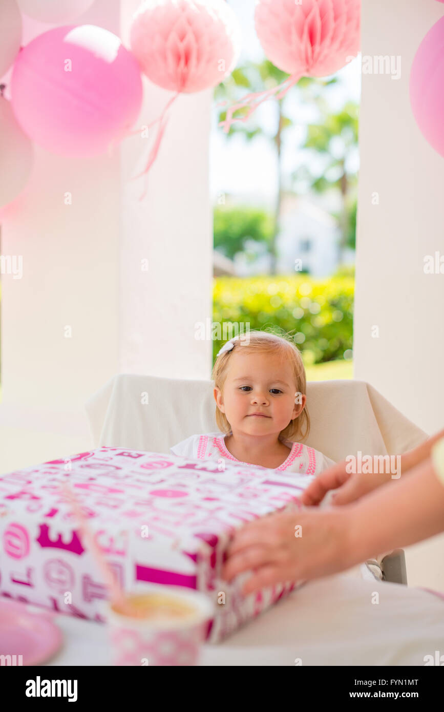 Mutter hilft, Geburtstagsgeschenk Auspacken Stockfoto