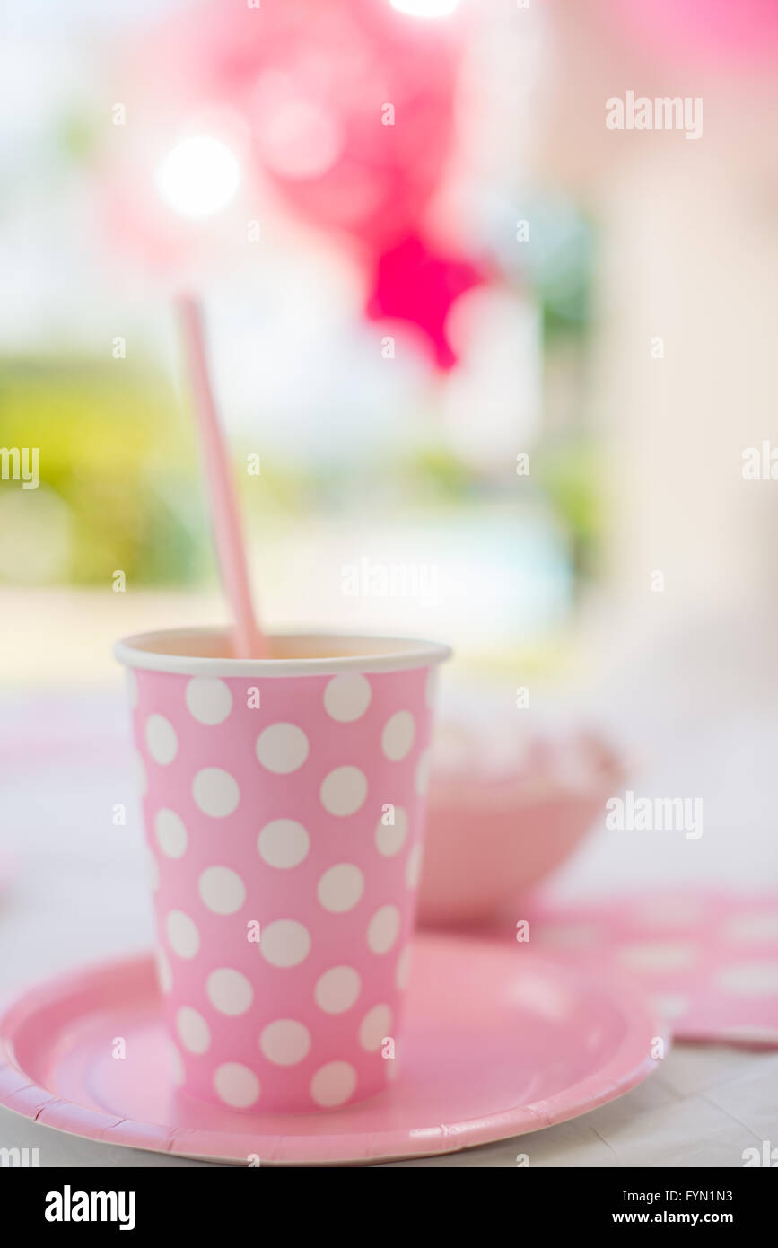 Geburtstag Party rosa Tasse mit Polka Dots Stockfoto