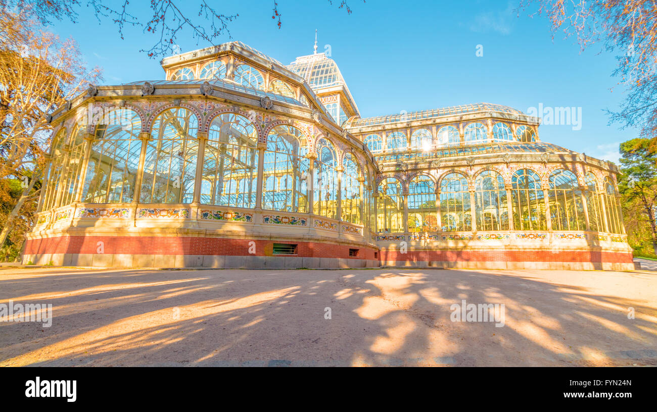 Crystal Palace (Palacio de Cristal) befindet sich im Retiro Park in Madrid, Spanien. Es ist eine Struktur aus Metall für Exposit verwendet Stockfoto